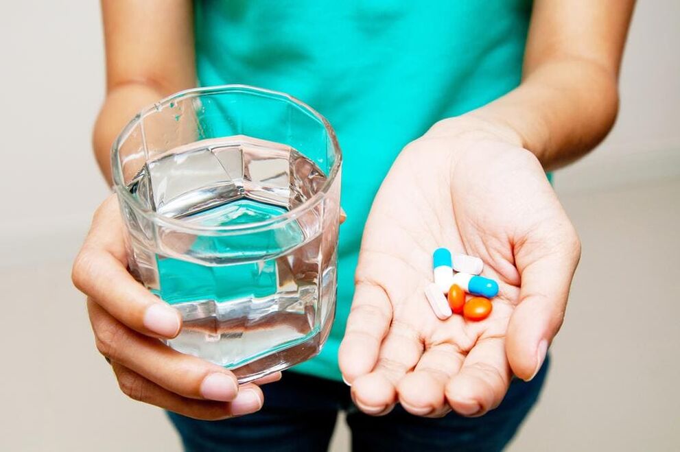 Una ragazza prende farmaci per eliminare i papillomi